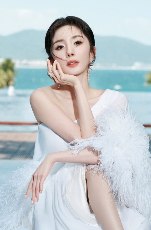 大幂幂杨幂在山海之间身穿白裙光脚坐姿宛如一个美丽的仙子(2/12)