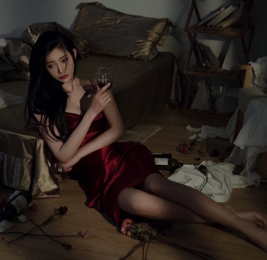 王星辰穿吊带红裙玉腿美足妩媚动人(3/4)
