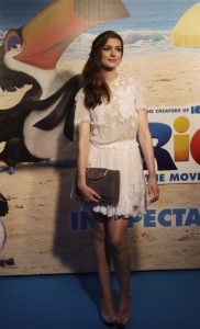 电影明星安妮·海瑟薇美腿穿防水台高跟宣传电影