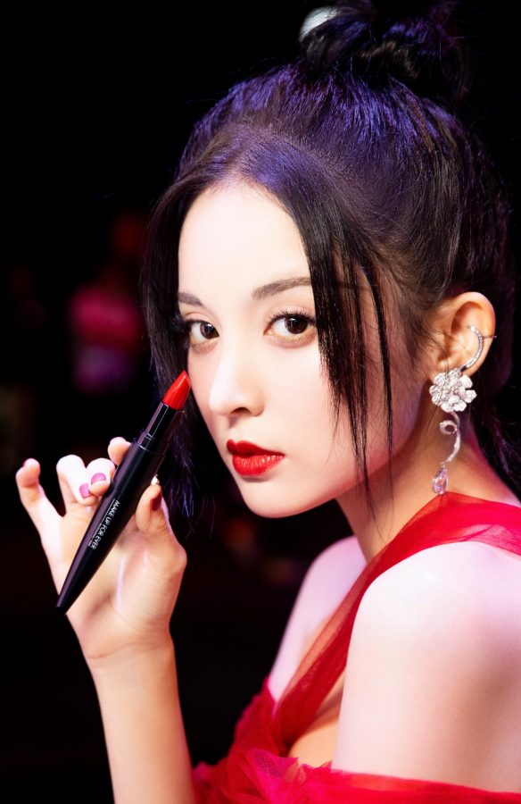 古力娜扎以红色裙装示人，呈现出迷人的背部线条(7/14)