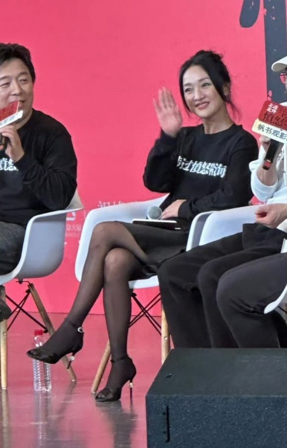 女明星周迅腿穿黑丝配露趾高跟鞋现身电影宣传活动翘腿坐姿(52/60)