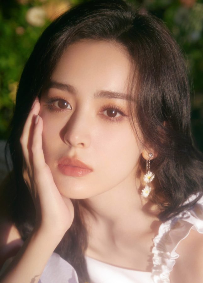 古力娜扎花园里穿白裙大秀白皙玉足(5/7)