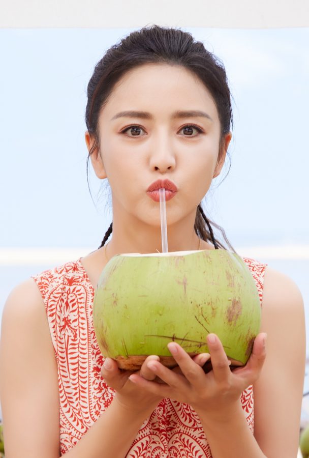 佟丽娅美脚丫穿人字凉拖吃椰子(4/6)