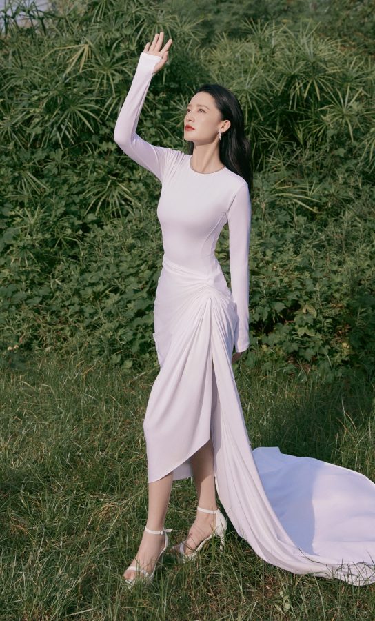 女明星李沁穿洁白长裙展示绝世美颜(1/8)
