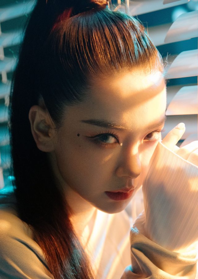 戚薇赛博朋克风写真，美腿踩白色长靴英姿飒爽(6/6)