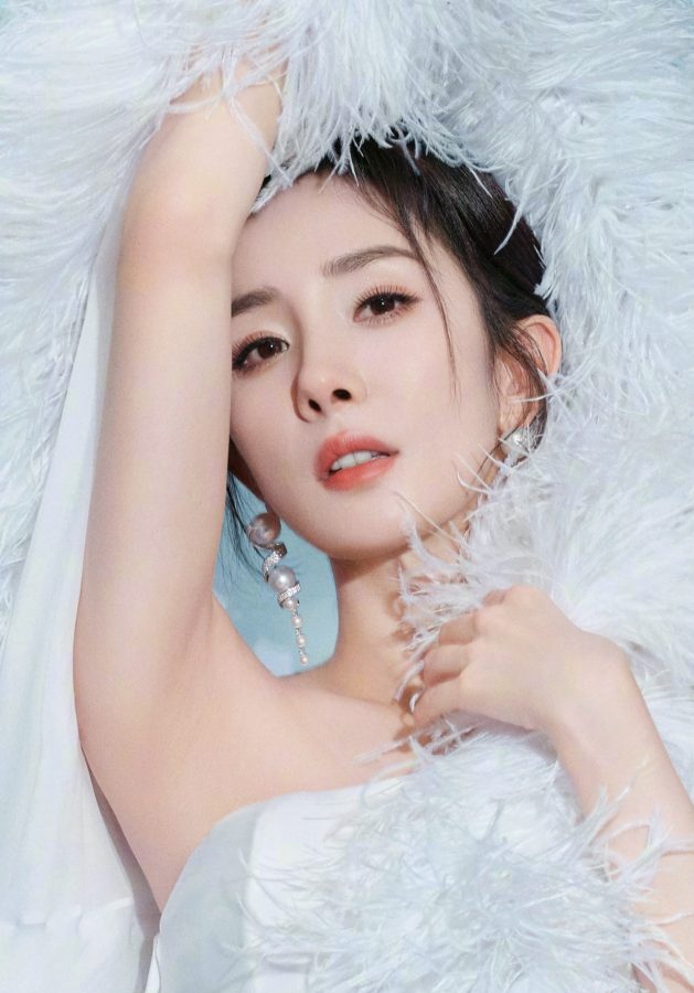 大幂幂杨幂在山海之间身穿白裙光脚坐姿宛如一个美丽的仙子(6/12)