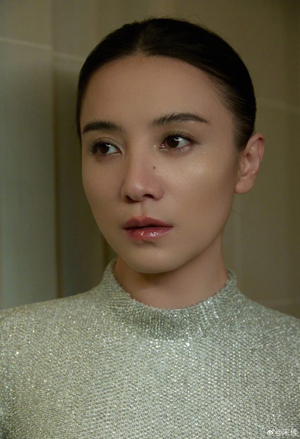 宋佳身穿巴黎世家高定踩细高跟翘脚(6/6)