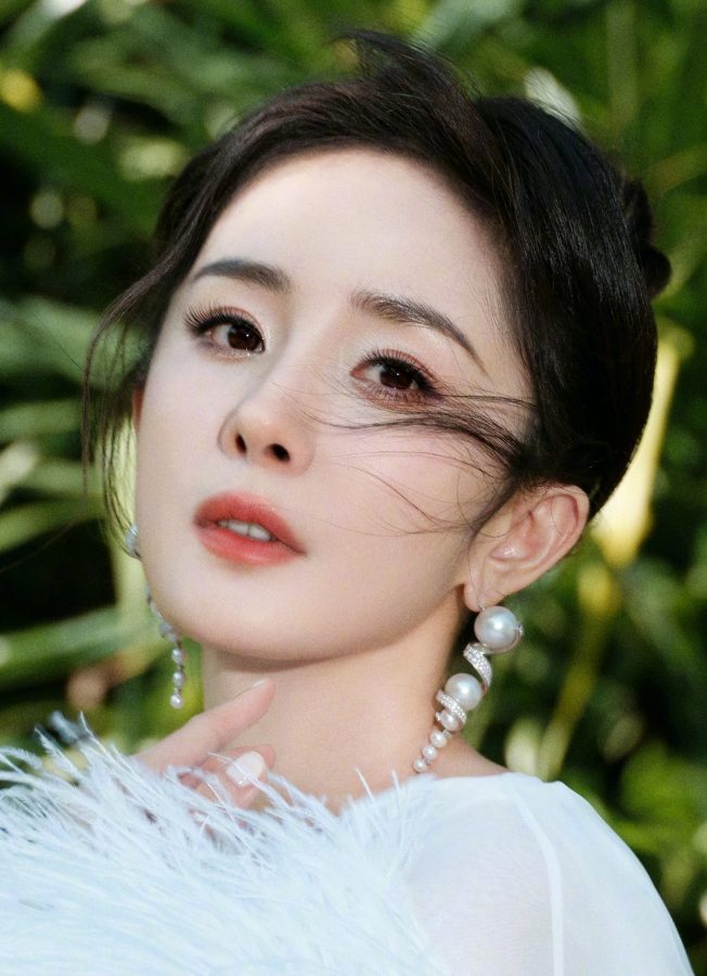 大幂幂杨幂在山海之间身穿白裙光脚坐姿宛如一个美丽的仙子(8/12)