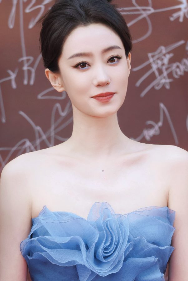 Zhang Xiaofei wore a blue wavy low-cut dress to attend the China Film Huabiao Awards(11/12)