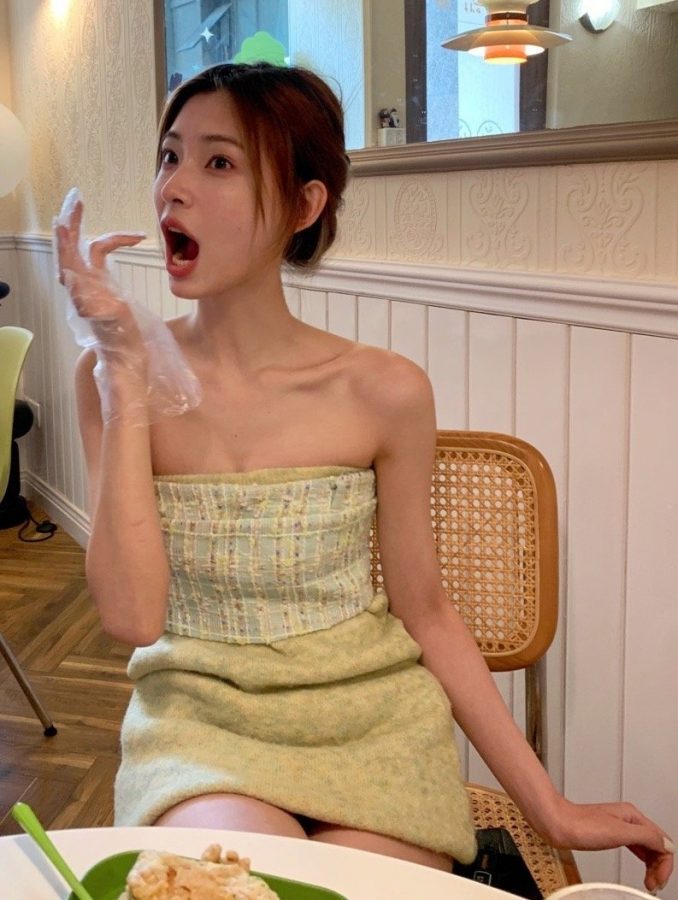 钟晨瑶超短裙下纤细的美腿(4/5)