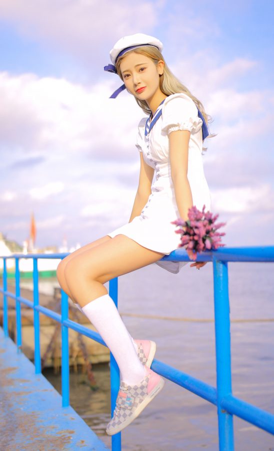 王星辰穿水手服配白色筒袜在海边秀腿（第3张/共9张）