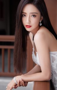 国色天香佟丽娅参加丝绸之路国际电影节时露事业线