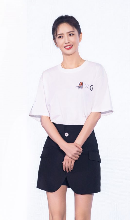 女明星佟丽娅精致美腿亮相流浪地球3定档发布会(2/7)