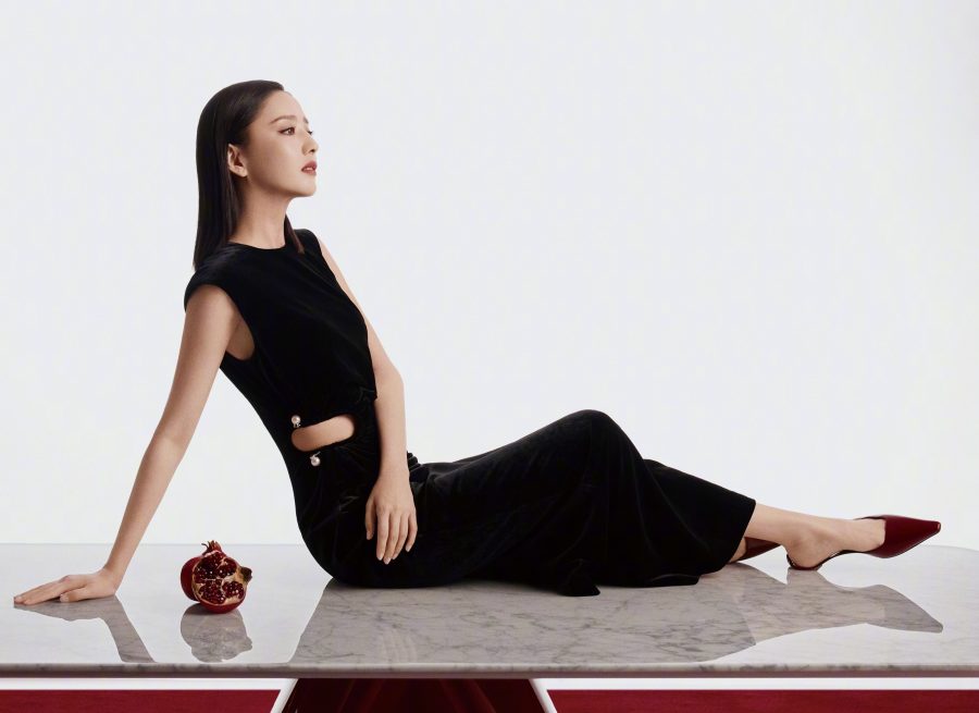 时尚杂志封面佟丽娅黑天鹅造型低胸露美肩（第2张/共6张）