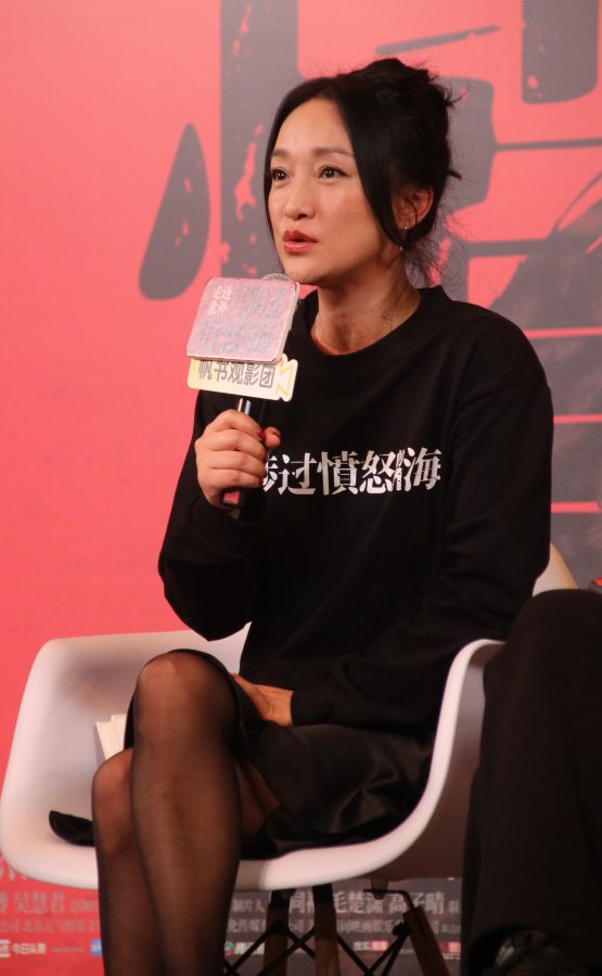 女明星周迅腿穿黑丝配露趾高跟鞋现身电影宣传活动翘腿坐姿(20/60)