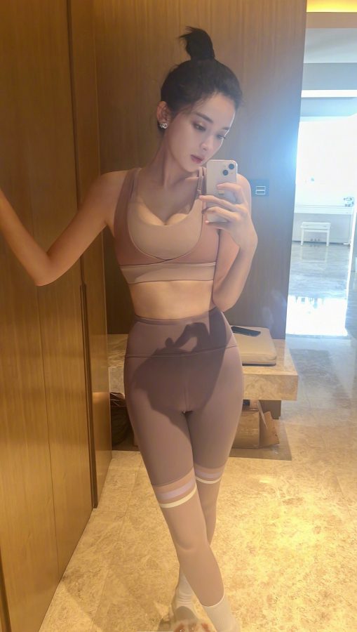 古力娜扎穿紧身运动内衣玩自拍(1/7)