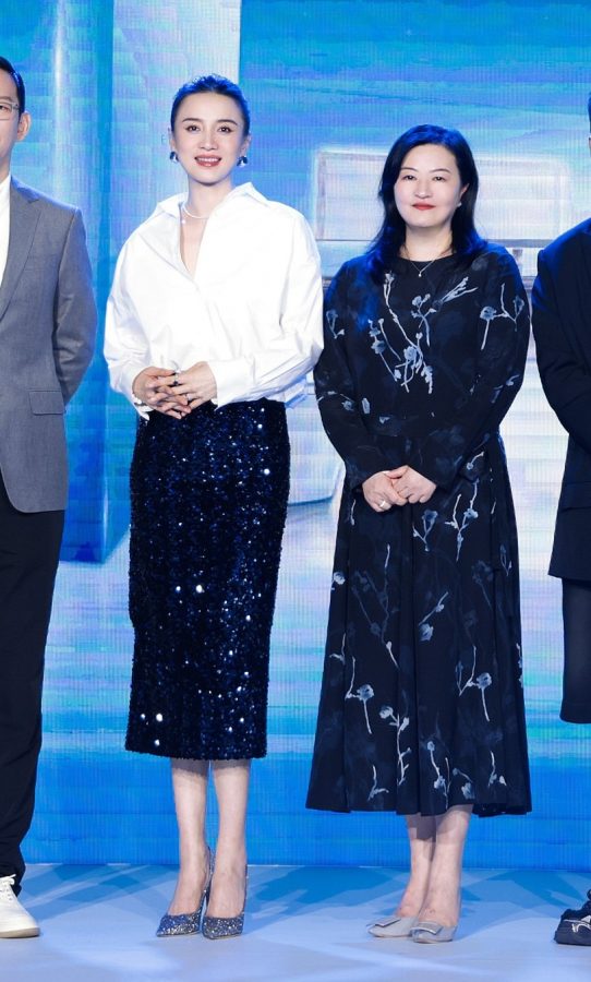 宋佳穿白衬衫故意解开两颗扣子，长裙配尖头高跟气质优雅(8/9)