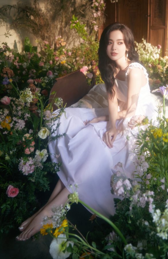 古力娜扎花园里穿白裙大秀白皙玉足(1/7)