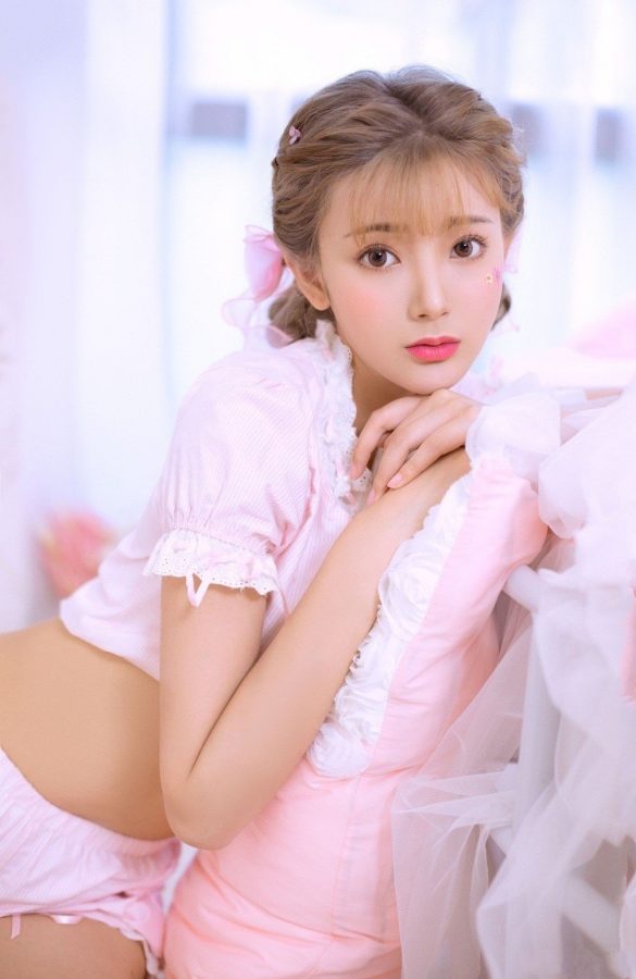 粉色美少女王星辰白色短裤和白色筒袜秀美腿(3/6)