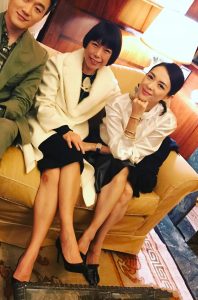 Vogue创刊总监张宇和章子怡并排坐在沙发里翘腿