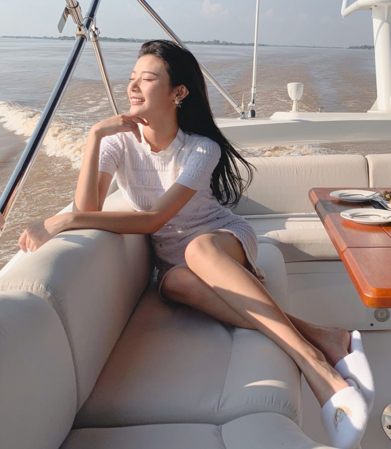 王星辰在游艇上展示她光滑修长的美腿（第3张/共5张）