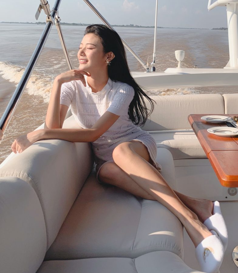 王星辰在游艇上展示她光滑修长的美腿(3/5)