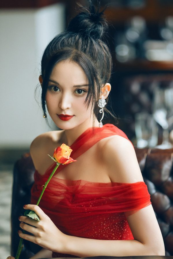 古力娜扎以红色裙装示人，呈现出迷人的背部线条(10/14)