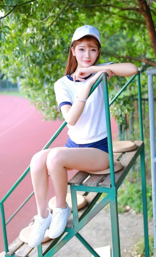 可爱的嫩妹王星辰穿运动装在足球场展示青春美大腿(2/8)
