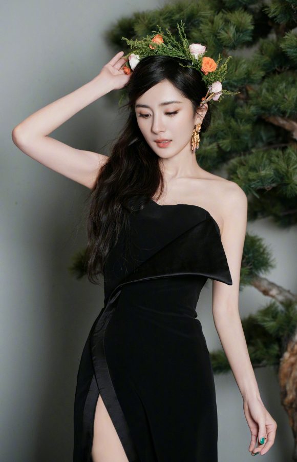 杨幂穿上一条高开叉黑裙大秀一双踩了尖头高跟的美腿(4/10)