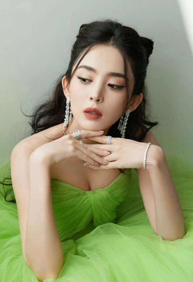 女星古力娜扎气质明艳身穿清新绿色礼服大秀香肩美沟(13/17)