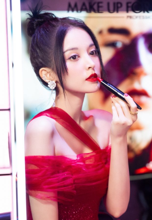 古力娜扎以红色裙装示人，呈现出迷人的背部线条(8/14)