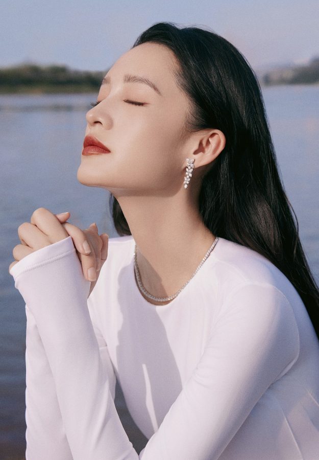 女明星李沁穿洁白长裙展示绝世美颜(8/8)