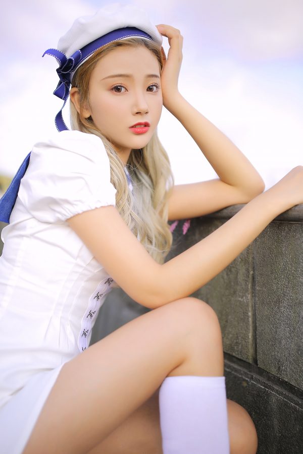 王星辰穿水手服配白色筒袜在海边秀腿(8/9)
