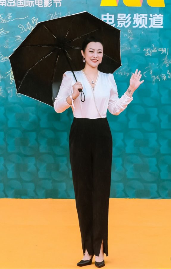 郝蕾出席海南岛国际电影节踩细高跟翘二郎腿(2/2)