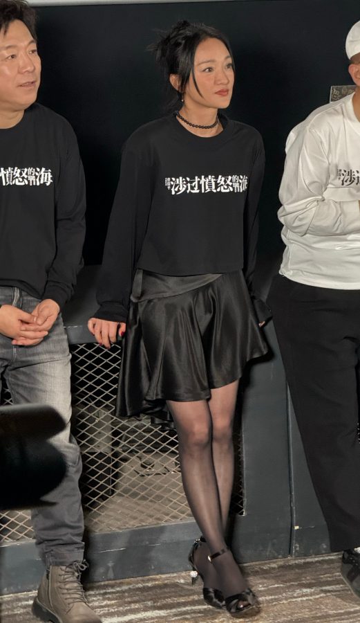 女明星周迅腿穿黑丝配露趾高跟鞋现身电影宣传活动翘腿坐姿(60/60)