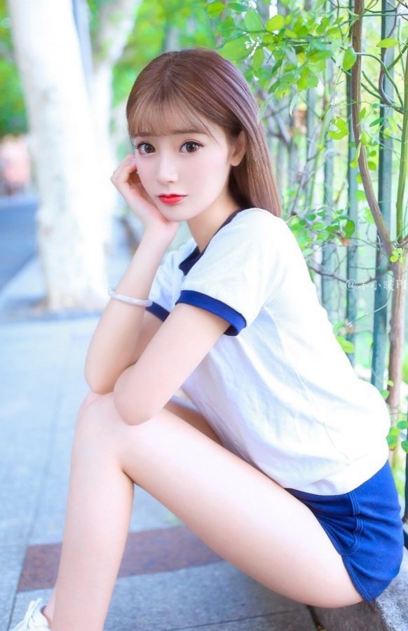 可爱的嫩妹王星辰穿运动装在足球场展示青春美大腿(4/8)
