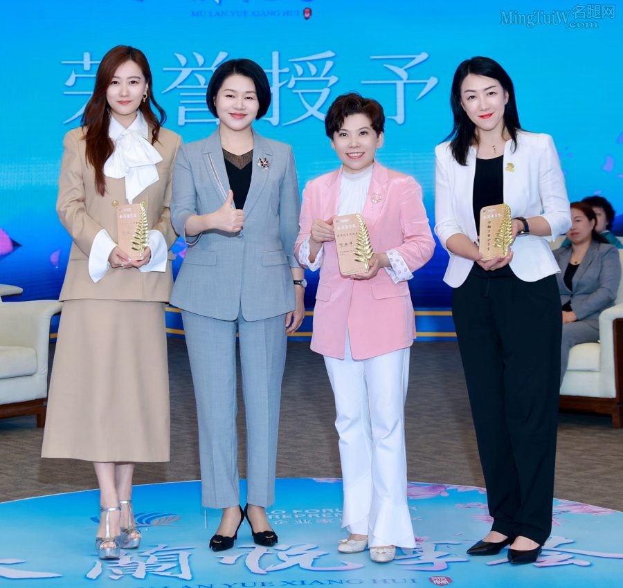 成熟大气的女歌唱家谭晶脚踩银色恨天高亮相博鳌亚洲论坛(3/3)