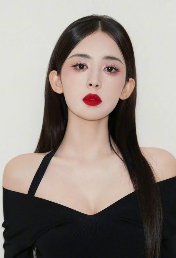 古力娜扎鲜艳红唇配白皙美腿迷人写真(7/14)