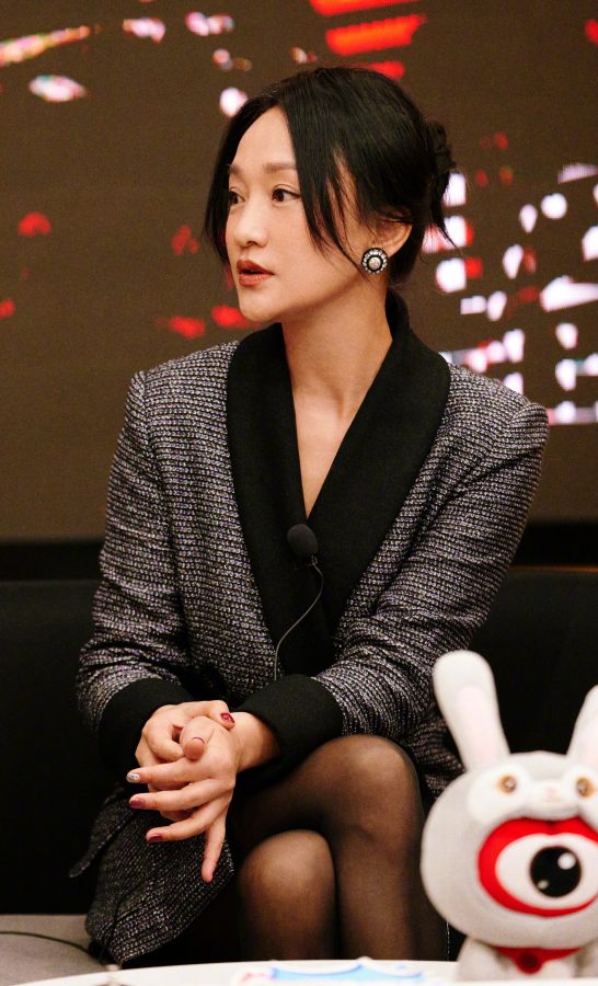 周迅身穿西服套裙配黑色丝袜翘腿坐姿(3/9)