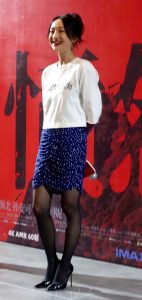 周迅腿穿黑丝踩尖头细高跟宣传《涉过愤怒的海》