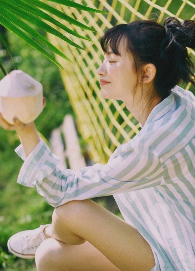 Wang Zhen's tropical travel photo, showing off the curves of her beautiful legs under hot pants(3/3)