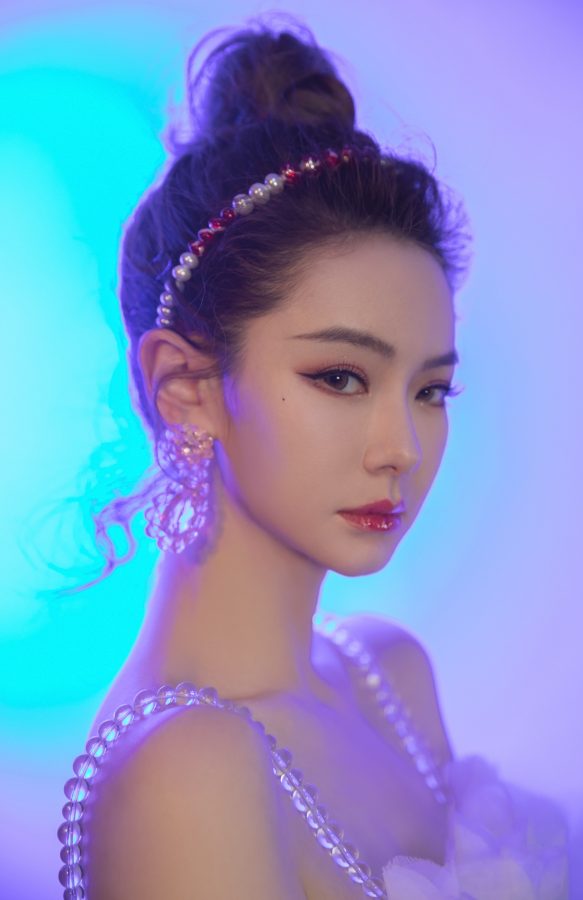 《明星大侦探》戚薇身穿一条仙女裙白纱仙女裙秀出白皙大腿(7/8)