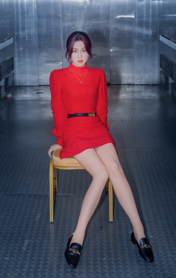 虞书欣穿一条小红裙两条美腿如玉洁白(1/5)