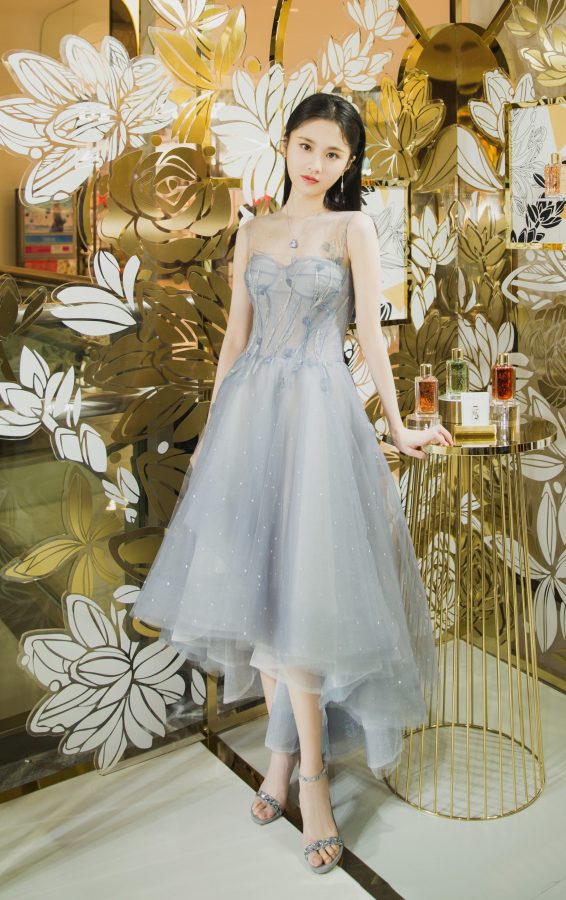 张慧雯穿薄纱裙玉足穿一字带凉高跟尽显少女气息(4/4)