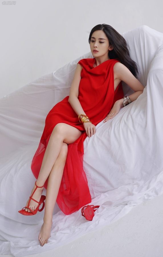 Gulinaza took a photo shoot for "Fashion" magazine, wearing a slit red skirt to show a pair of perfect long legs(5/13)