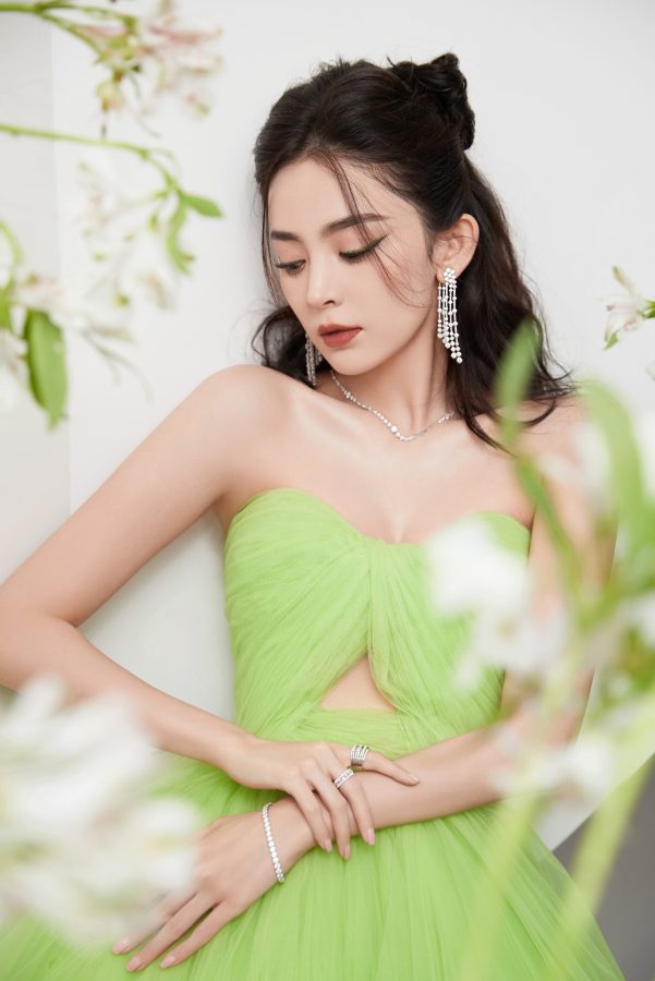 女星古力娜扎气质明艳身穿清新绿色礼服大秀香肩美沟(4/17)