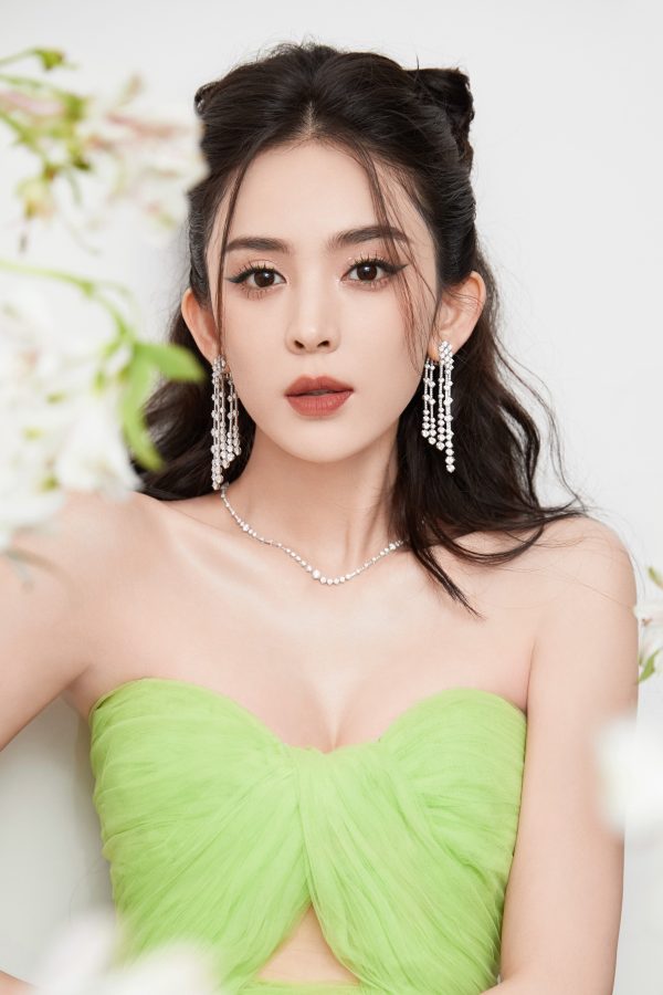 女星古力娜扎气质明艳身穿清新绿色礼服大秀香肩美沟(1/17)