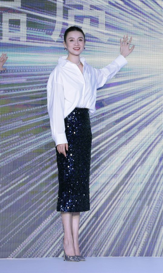 宋佳穿白衬衫故意解开两颗扣子，长裙配尖头高跟气质优雅(9/9)