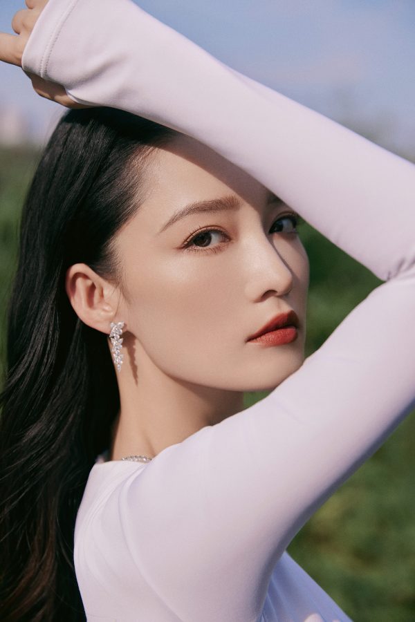女明星李沁穿洁白长裙展示绝世美颜(7/8)