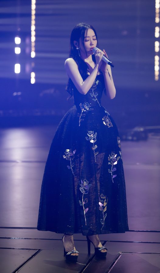 《天赐的声音》美女歌手张靓颖身穿低胸纱裙玉足踩高跟凉鞋(11/12)